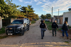 Policiais civis aparecem em rua cumprindo mandados de busca e apreensão