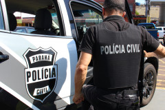 Policial civil entrando em viatura