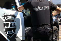 Policial civil entrando em viatura