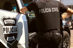 Policial civil entrando em viatura
