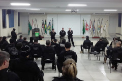 Policiais reunidos recebendo instruções para a operação