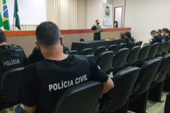 Policiais reunidos para instruções antes da operação