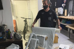 Policial civil segurando material apreendido