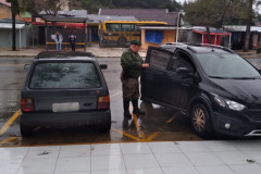 Policiais civil observa veiculo recuperado