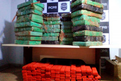 Tabletes da droga apreendida, no chão e sobre uma mesa