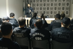 Policiais civis recebendo reunidos, recebendo instruções
