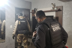 Policiais civis averiguando local