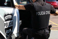 Policial civil entrando em viatura