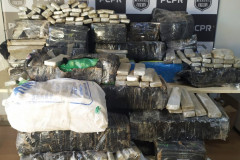 Diversos pacotes e tabletes da droga apreendida