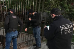 Policiais civis cumprindo buscas