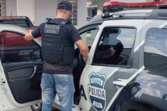 Policial civil entrando em viatura