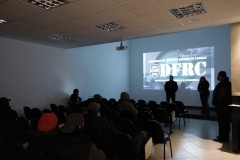 Policiais civis aparecem em foto durante palestra na RMC
