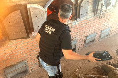 Policial jogando tabletes de droga no incinerador