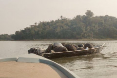Embarcação com pneus, no rio