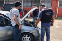 Policiais verificando veículo