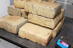 Diversos pacotes com a droga, sobre uma balança