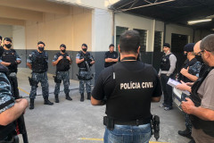 Policiais reunidos recebendo instruções para cumprir operação