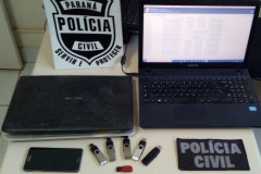 Laptops, celular e pendrive sobre uma mesa