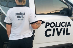 Policial civil abrindo porta de viatura