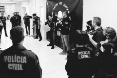 Policiais civis recebendo instruções para operação