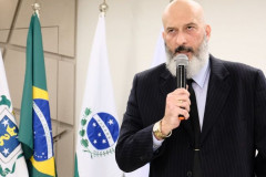 Policial ao microfone, falando ao público