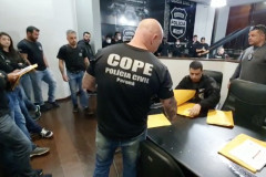 Policiais civis recebendo instruções antes de operação