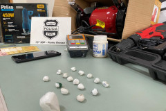 Droga agrupada sobre uma mesa