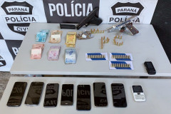 Materiais apreendidos organizados sobre uma mesa