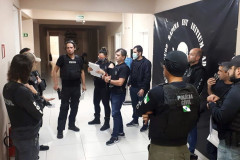 Policiais civis recebendo instruções antes de operação