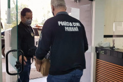 Policiais civis recolhendo material