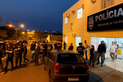 Diversos policiais civis saindo da delegacia para cumprir operação