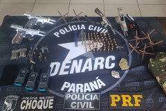 Material apreendido, sobre uma mesa