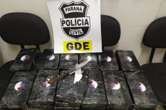 Diversos tabletes de droga sobre cadeiras