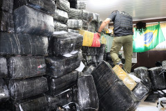 Policial averigua dezenas de pacotes com a droga