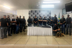 Policiais e cães envolvidos na operação