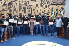 Homenageados reunidos posando para foto
