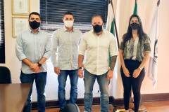 Visitantes e delegado-geral posando para foto
