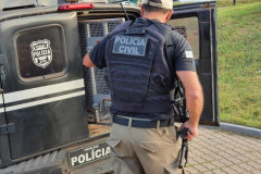 Policial realizando o trabalho de investigação