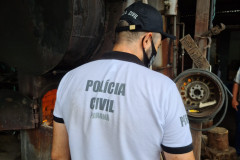 Policial ao lado do forno de incineração