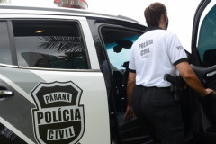 Policial civil entrando em viatura