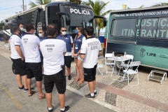 Policiais civis e servidores do TJ interagindo