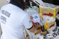 Policial civil organizando produtos recebidos