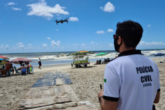 Policial civil manuseando drone no Litoral
