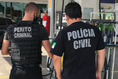 Policial e perito colhem amostra em posto de combustível