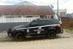Viatura da polícia civil estacionada em frente ao local.