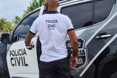 Policial civil entrando em viatura