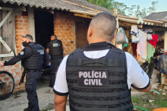 Policiais realizando operação contra receptação de produtos roubados