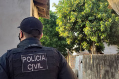 Policial civil realizando diligência