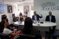 Envolvidos reunidos ao redor de uma mesa