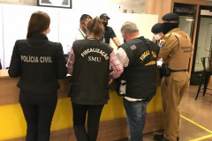 Policiais fazendo fiscalizações contra a Covid-19